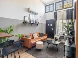Elegant loft close to the airport by beBalmy