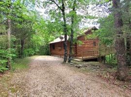 Secluded log cabin#4 at Wisteria, hótel í Eureka Springs