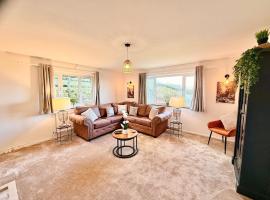 Rural bungalow with incredible 360 degree views!, hotel in Monmouth