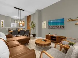 3 Bedrooms 2.5 Bathrooms Lake Berkley 1121PR