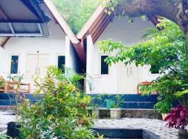 Putri Nyale Bungalows & Rooms