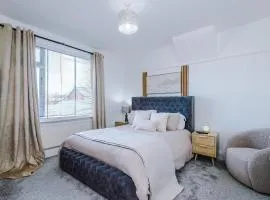 Luxury 3-Bedroom Apartment with 75-Inch TV, Fireplace & Terrace near Manchester Airport