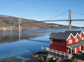 Sjøhus ved Tjeldsundet - House by the sea