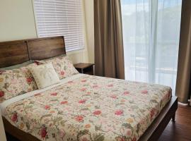 Elevated Woombye Retreat Views, Privacy & Style!, hôtel à Woombye