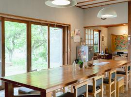 Guesthouse&Bar Komado ゲストハウス小窓, hotelli kohteessa Mashiko