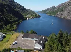 Brufjell Hostel & Parking