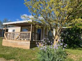 Chalet animaux OK - 5 pers. - API-1-52-2303, Hotel in Saint-Georges-de-Luzençon