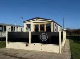 Sunnymede i3 - Fantasy Island - Hot Tub - Pet friendly - Wi-Fi available - Meadow Lakes Caravan Hire, готель у місті Інголдмеллс