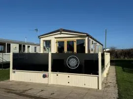 Sunnymede i3 - Fantasy Island - Hot Tub - Pet friendly - Wi-Fi available - Meadow Lakes Caravan Hire
