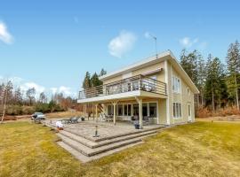 2 Bedroom Stunning Home In Bolmsö, hotel a Bolmsö