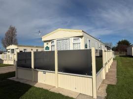 Sunnymede G20 with Hot Tub - pet friendly, Wifi, bed linen - Meadow Lakes Caravan & Lodge Hire, готель у місті Інголдмеллс