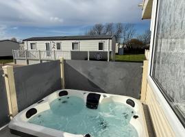 Sunnymede G20 with Hot Tub - pet friendly, Wifi, bed linen - Meadow Lakes Caravan & Lodge Hire, hotel i Ingoldmells