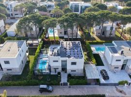Unique Vila San pjetro complex Gjiri i Lalzit، فندق في دراس