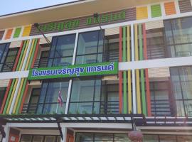 Charoensuk Grand Hotel, ξενοδοχείο με πάρκινγκ σε Kabin Buri