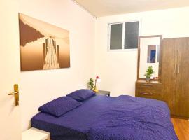 Close to Downtown Private room 6 Shared Apartment, hotel a Amman