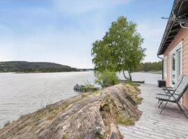 Seaside holiday home with stunning views of the Oslofjord, hotel di Asker