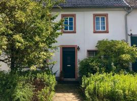 NAO Eifelhaus von 1875 mit Garten, khách sạn ở Üxheim