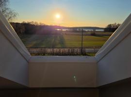 Attic floor with views over fields and sea โรงแรมในซิกทูนา