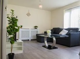 Modern 3-Bed House Leeds, Sleeps 7, Parking, Wi-Fi