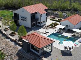 Vila Agape with a pool, football and tennis court, hotel u gradu Lovreć