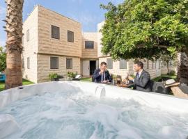 Hotel La Finca - Luxury Suites Hotel, hotel sa Beer Sheva