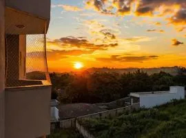 Refúgio Silencioso em Serra Negra - Conforto e Pôr do Sol