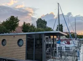 Hausboot Tommi ruhig im Hafen nah an der Altstadt