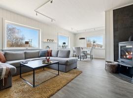 Large house, view of the sea, Engeløya, hotell i Steigen