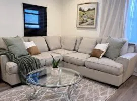 Modern 2BR Retreat with Full-Kitchen and Living