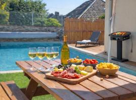 Spa & piscine, séjour cosy et détente famille-amis, מלון במונסטר