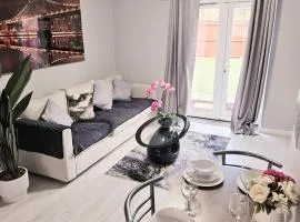 Modern 2BR house 5 min walk LFC Sleep 5 with Free parking