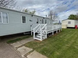 Spacious Family Caravan Clacton-on-Sea Sleeps 8 Near Beach & Pool