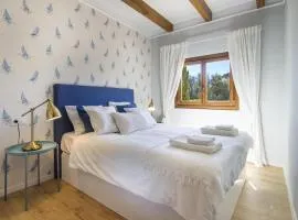 Casa Azul Stylish beach house for 4 adults and 1 child in Cala Llombards