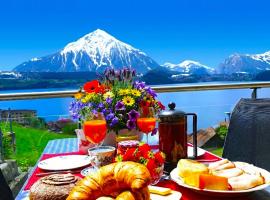 Lake Thun Alps Scenic Views and Concierge by SwissHut: Merligen şehrinde bir otel
