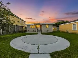 Relaxing Island Stay, Pet-Friendly and Minutes to Beach and Fun