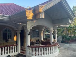 The Valdez Hideaway and pool house, khách sạn ở Apatot