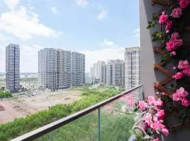 Cozy apt w balcony & king bed, Vinhomes Grand Park
