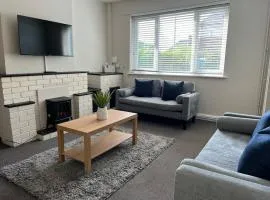 Contractor friendly 3 bed, sleeps 6, parking Wi-Fi