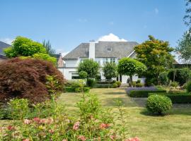 Unique villa 16p with sauna & large garden, 15 min from Maastricht, hotel in Eigenbilzen