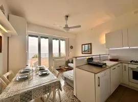 Casa delle Palme - Spazioso Trilocale con Balcone Vista Mare