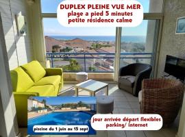 duplex pleine vue mer piscine plage a pied 5 minutes internet parking, hotel di Fleury