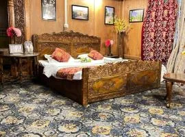 Shangrilla houseboat