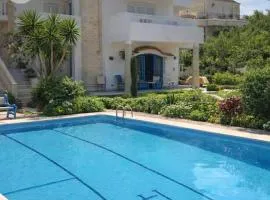 Blue Family Villa - Large Pool - Airco - Up to 10 Guests - 3 Min Walk to Beach