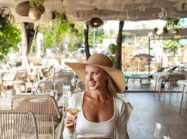 빠통 비치에 위치한 호텔 The Taksim Royal Beachfront Resort