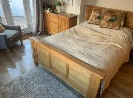 Sunny Garden WFH Retreat with Private Entrance and Parking near NEC BHX JLR