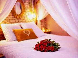 Duplex Safari jusqu'à 4 personnes, Spa XXL, day use, 5 min centre ville, cinéma, cascade et lit sous les arbres