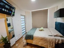 Alojate Studio en Las Quintas, Moderno, Parqueadero, Cocina & Lavadora