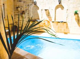Windmill Dawn - Traditional Maltese Home with Pool, hotel a Qala