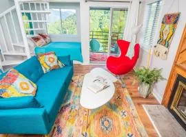 Vibrant Vacay - Studio Loft for 4 with Deck, Wifi, Hot Tub & Pools