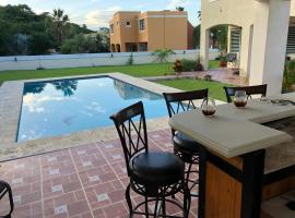 A Private Paradise by the Rainforest, hotel en Luquillo